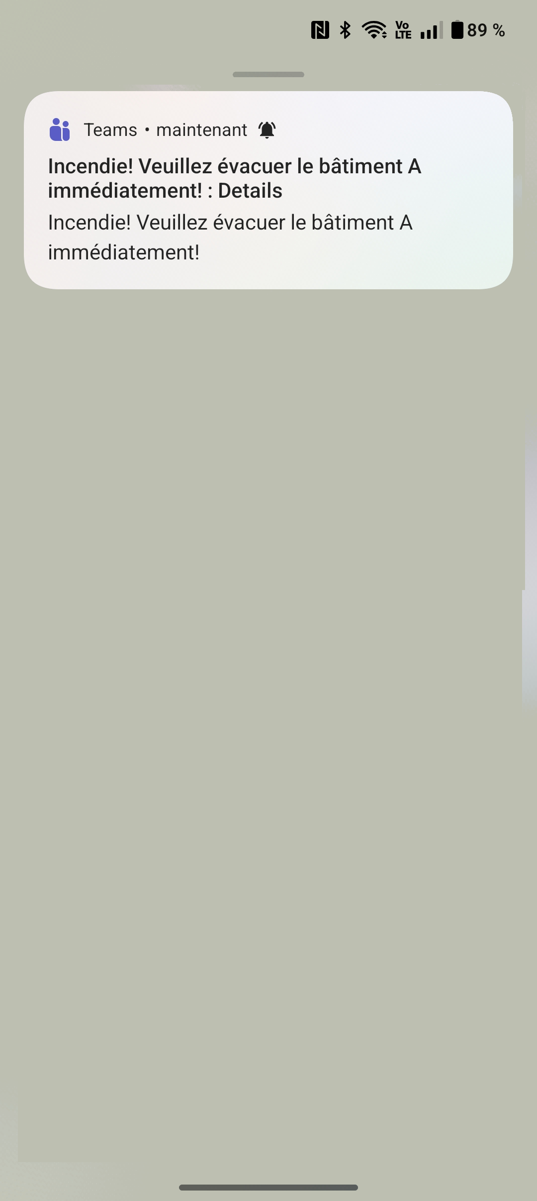 Notification sur un smartphone Android. Elle est envoyée que le smartphone soit connecté en Wifi ou en 5G, nativement. Concrètement : si un utilisateur s’est loggé depuis son PC, puis a emporté son seul smartphone pour se rendre à la machine à café ou en salle de réunion, il sera tout de même averti d’une urgence si elle est destinée au bâtiment dans lequel il travaille.
